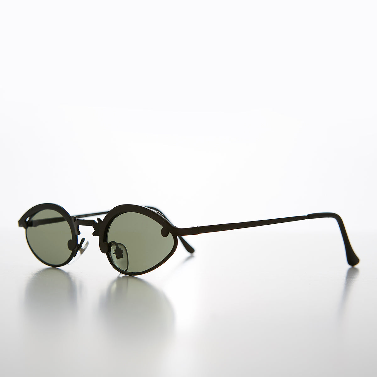 Unique Oval Metal Vintage 90s Sunglass - Lotus