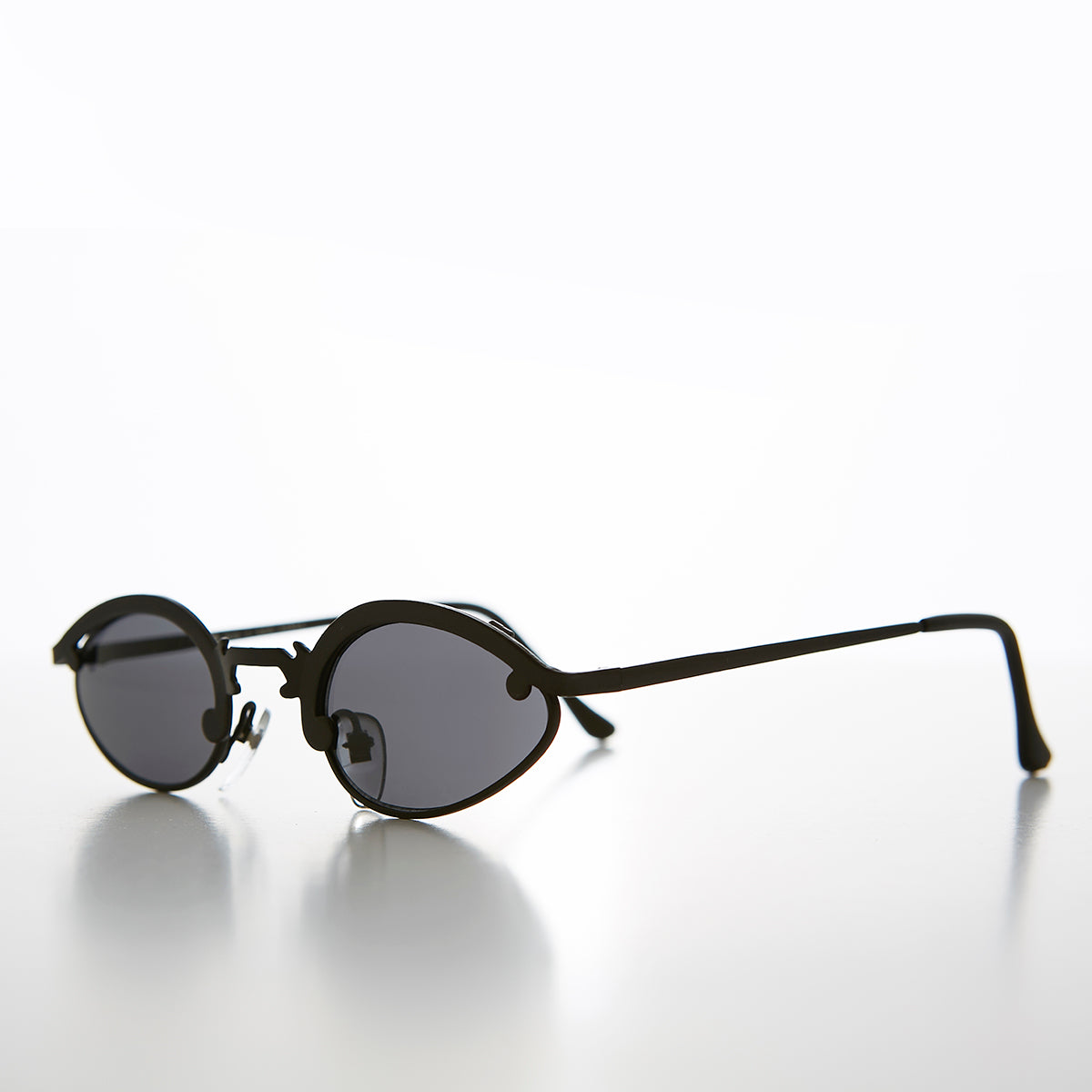 Unique Oval Metal Vintage 90s Sunglass - Lotus