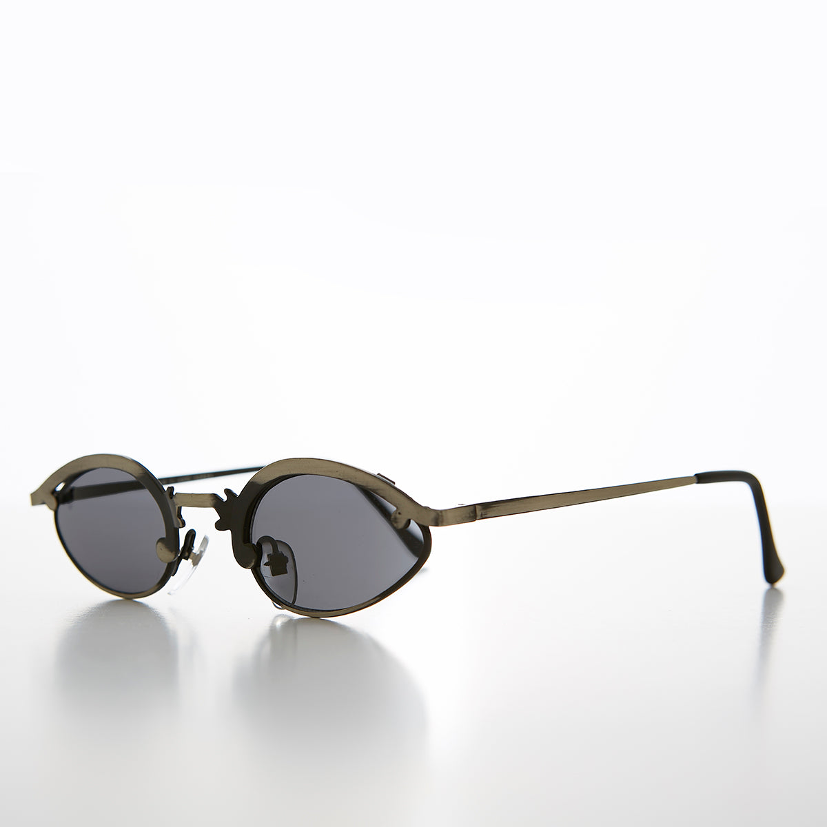 Unique Oval Metal Vintage 90s Sunglass - Lotus
