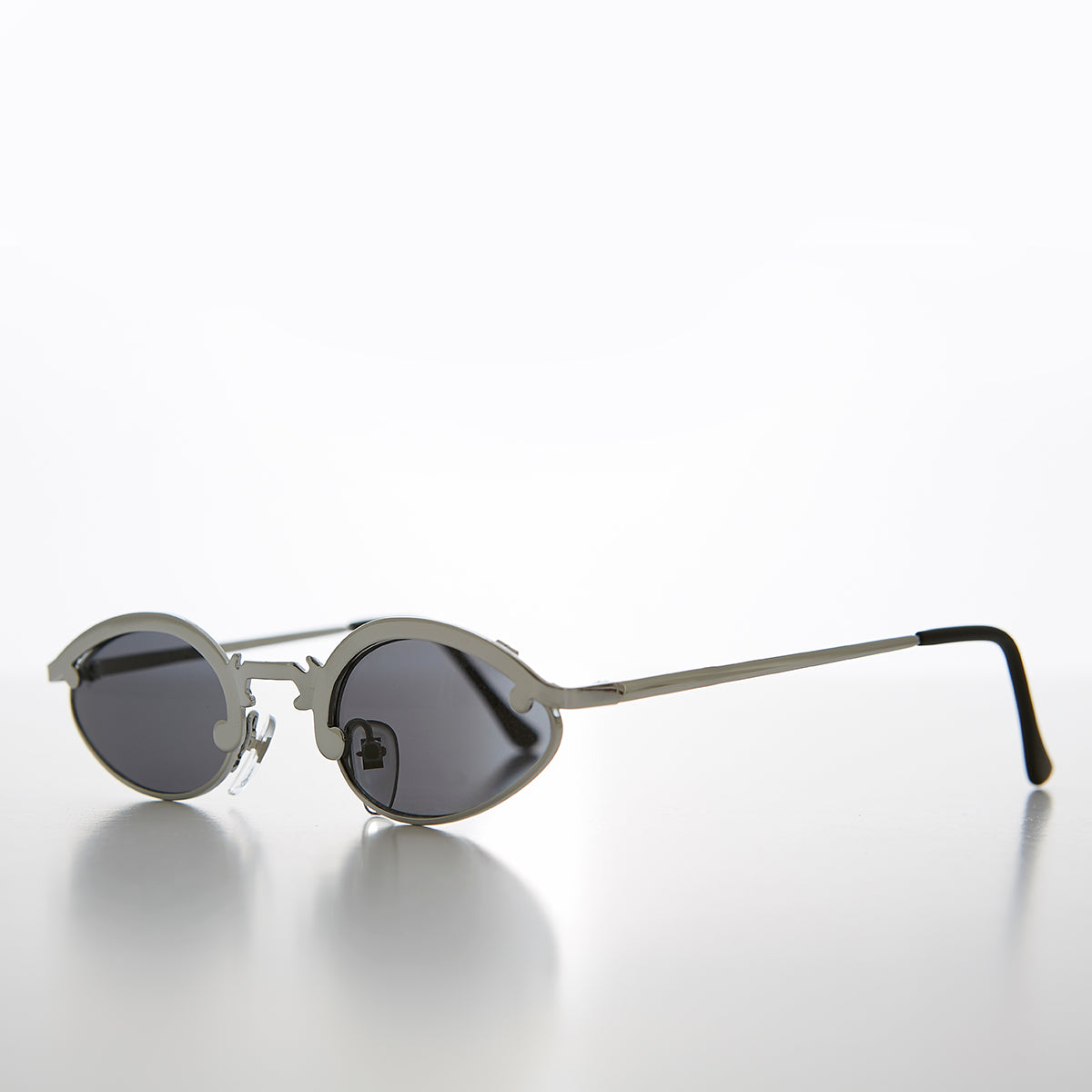 Unique Oval Metal Vintage 90s Sunglass - Lotus