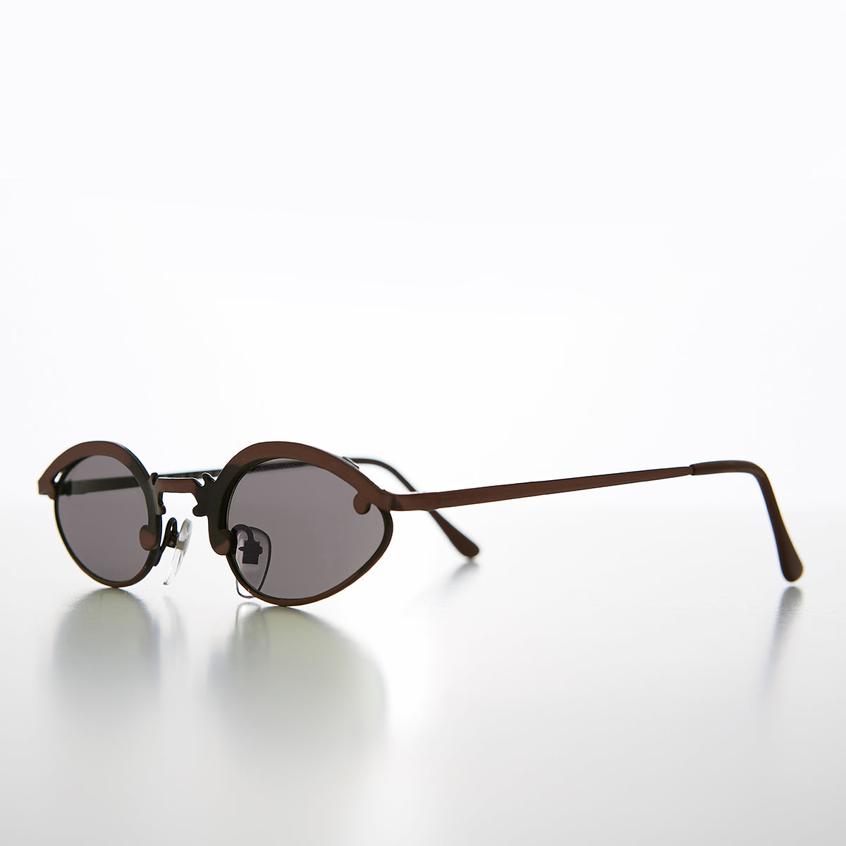 Unique Oval Metal Vintage 90s Sunglass - Lotus